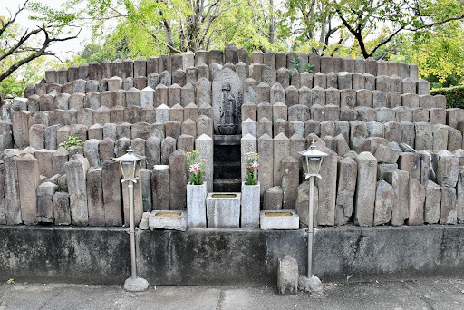 Building Transnational Memories at Japanese War and Colonial Cemeteries