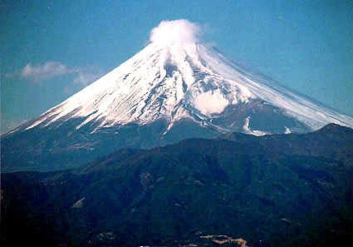 Mount Fuji: Shield of War, Badge of Peace　富士山−−戦の楯、平和の徴　
