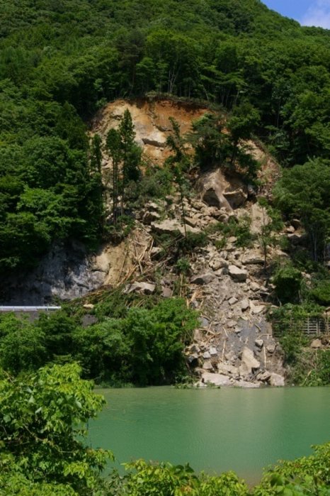 The Immense Cost of Japanese Dams and Dam-Related Landslides and Earthquakes [Chinese text available] ダムと地すべりに浪費される巨費 まさのあつこ