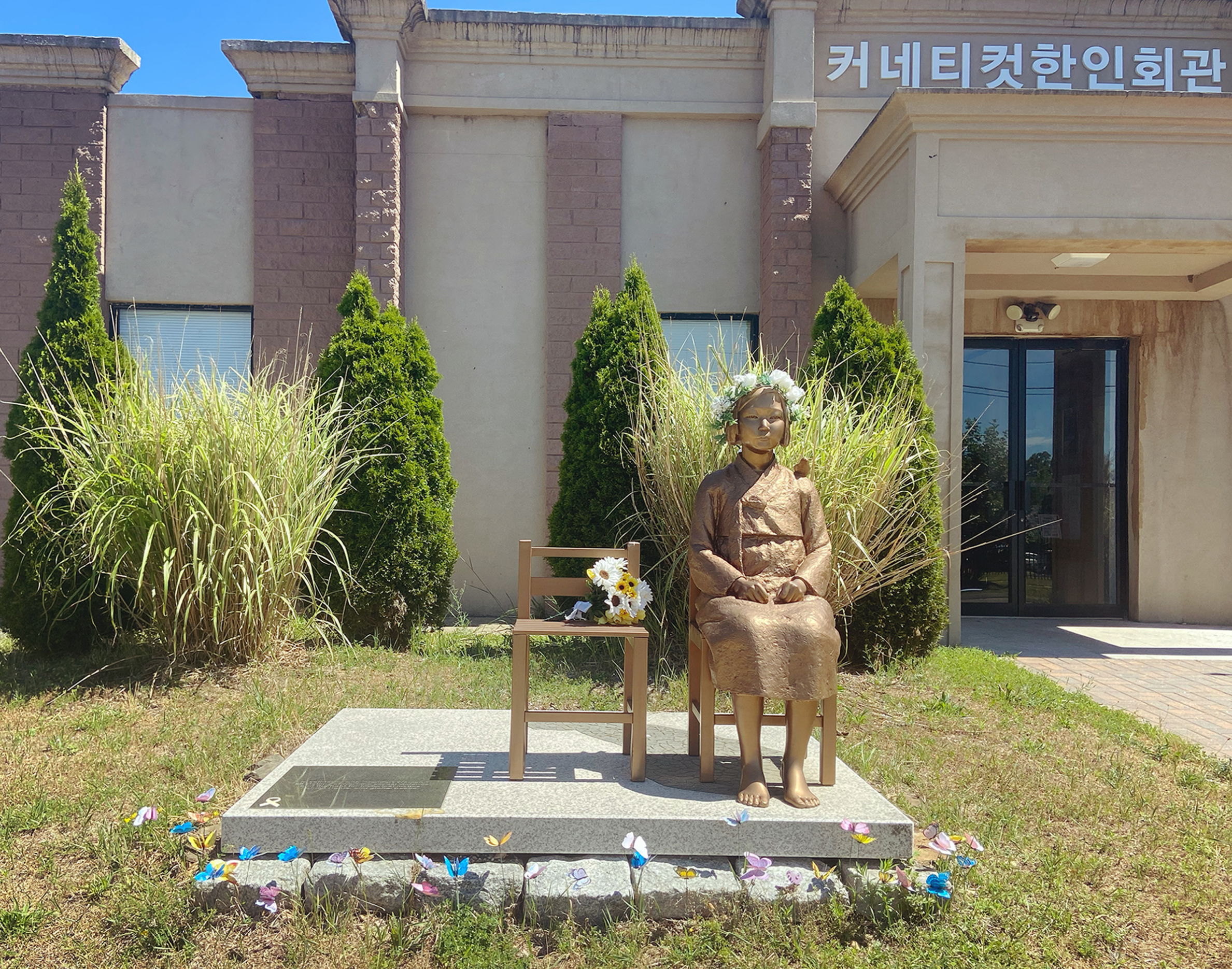 Trick or treat: confronting the hauntological cycle of de- and re-commemorating the statue of peace